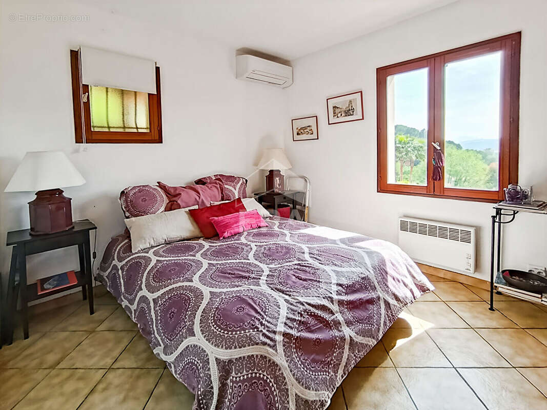 Maison à LA ROQUETTE-SUR-SIAGNE