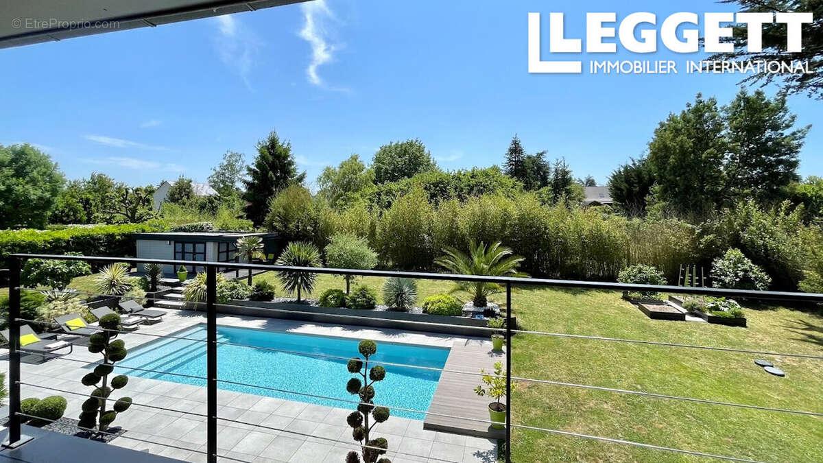 Superbe maison d'architecte de 265m² avec 6 chambres, deux salles de bains, piscine et terrasses - photo 2