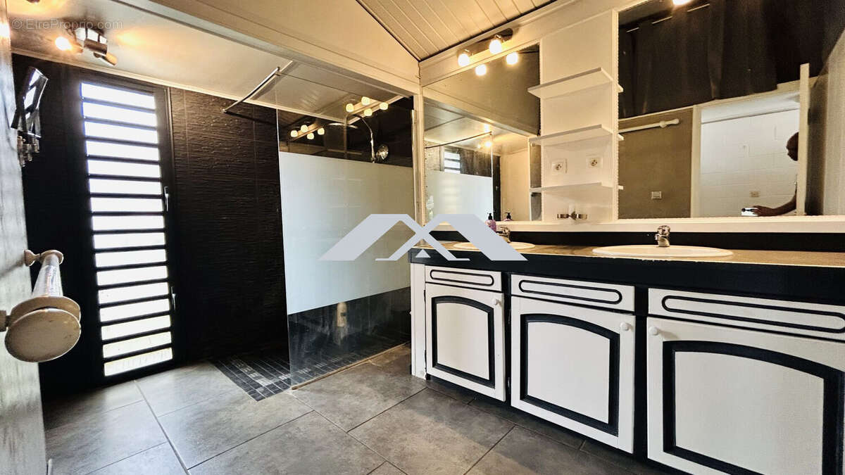 SALLE DE BAIN - Maison à SAINT-DENIS