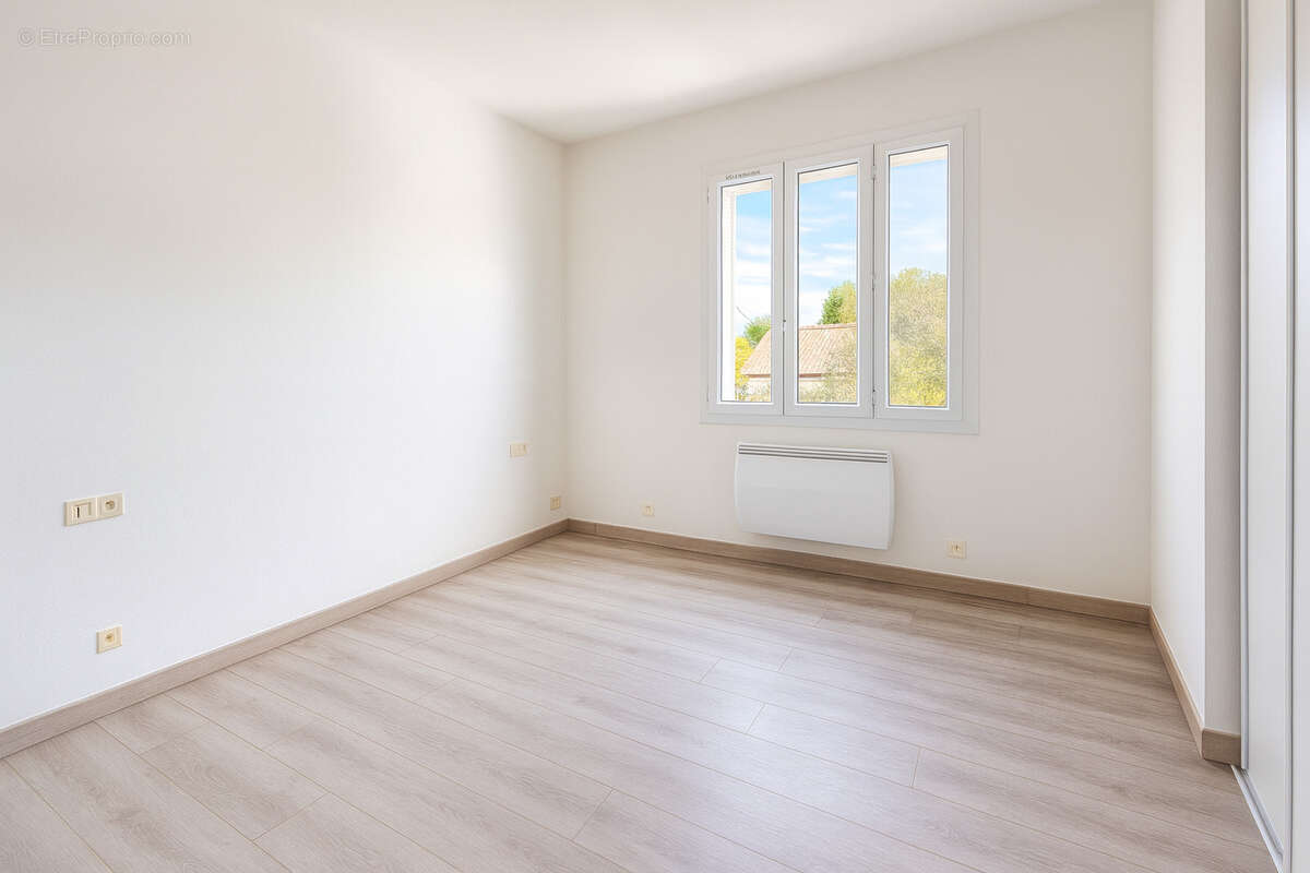 Maison à SAINT-MITRE-LES-REMPARTS