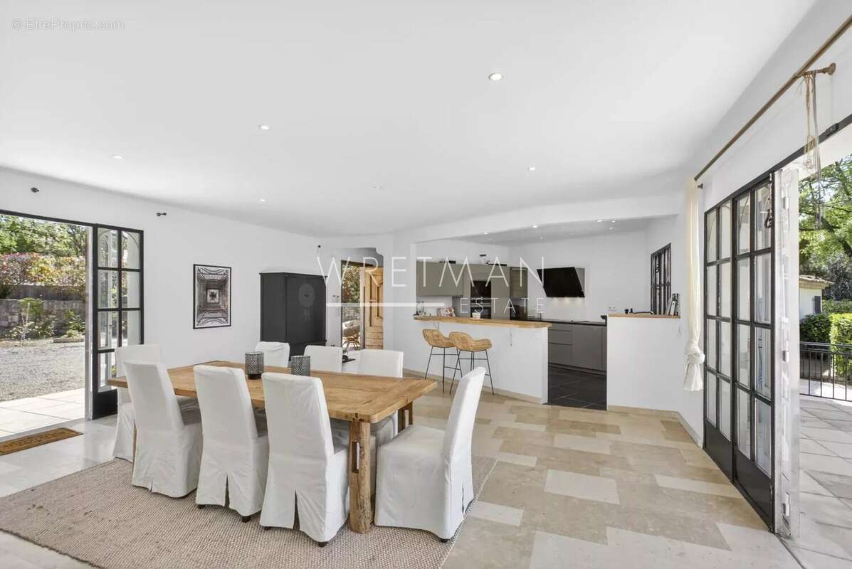 Maison à CHATEAUNEUF-GRASSE