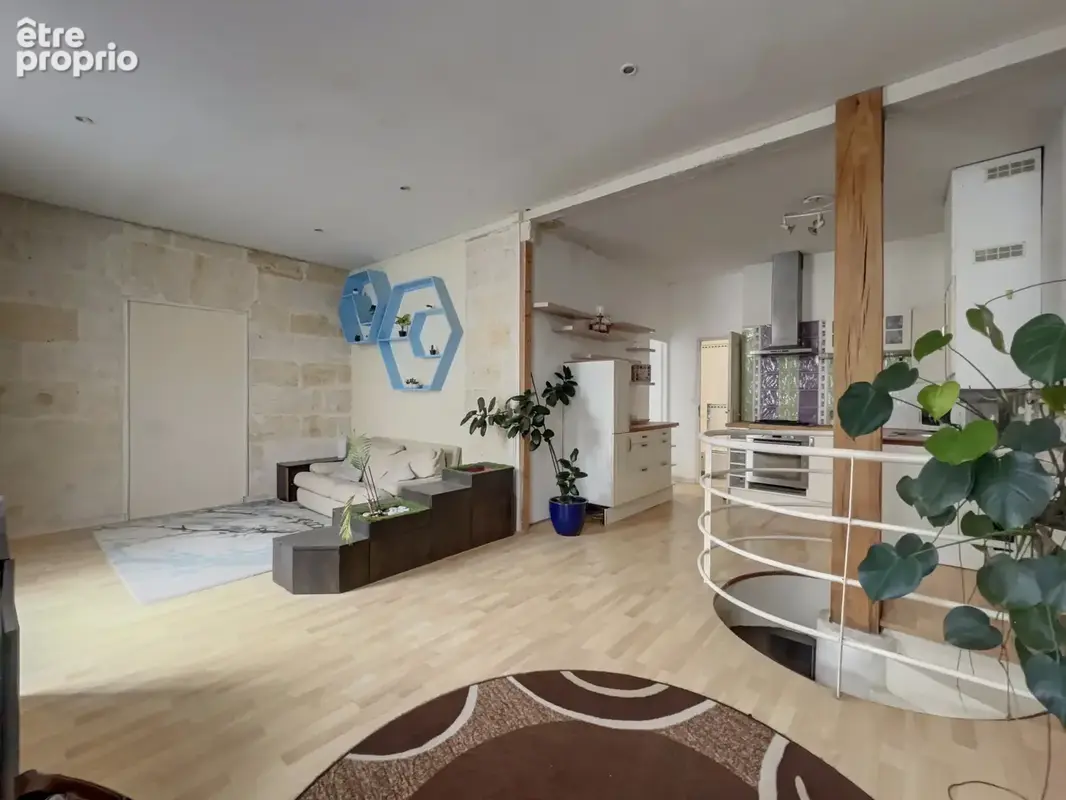 Bordeaux - Rue Naujac - Appartement atypique 71 m2 habitables. - photo 3