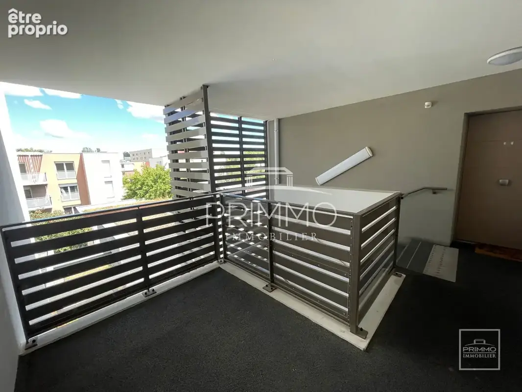 Bron, t2, 45.2m², dernier etage avec terrasset - photo 9