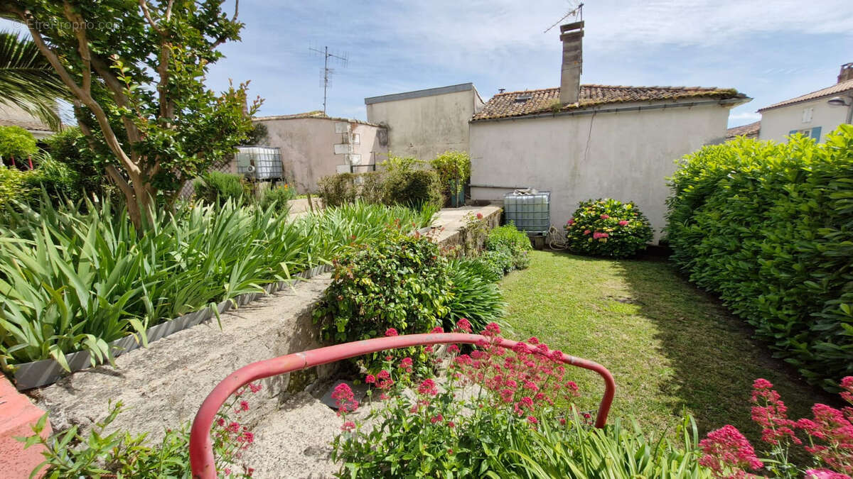 Maison à MORTAGNE-SUR-GIRONDE