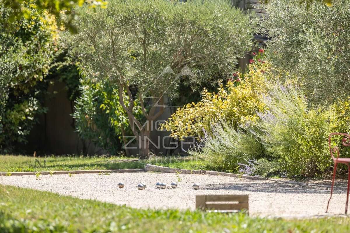 Gordes  - Belle maison en pierre sur un terrain constructible avec piscine - photo 9