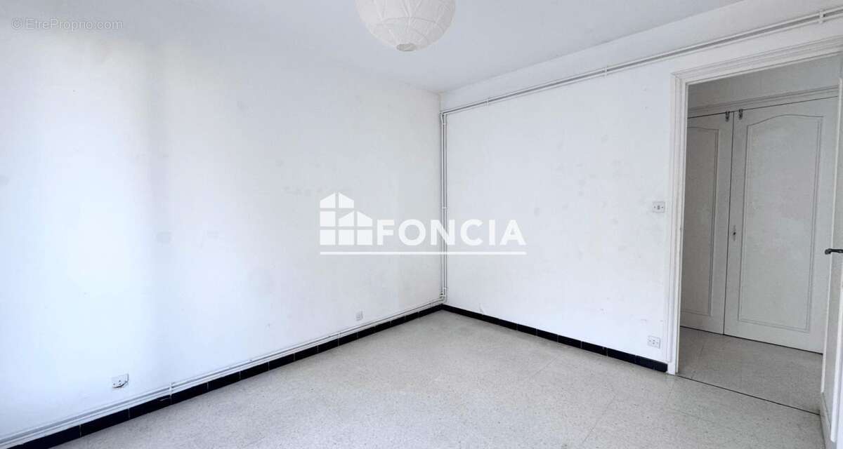 Beaux volumes et fort potentiel pour ce 79 m² avec double séjour, garage, parking et cave - photo 8