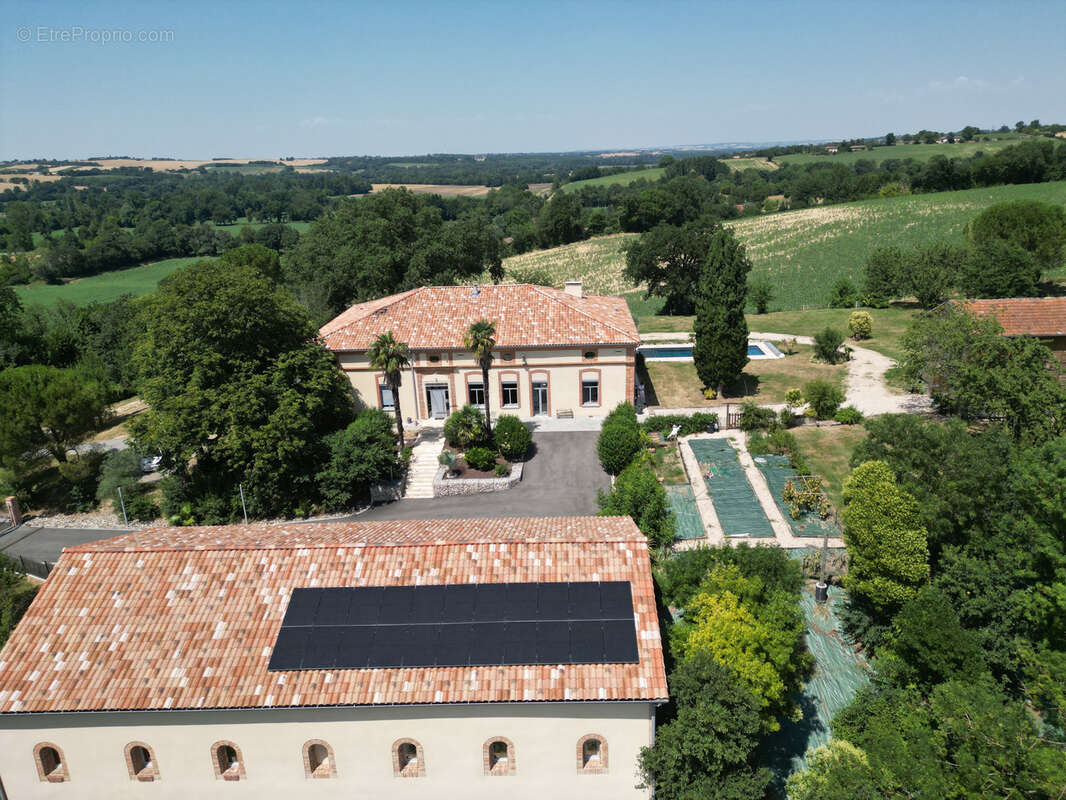 Propriété entièrement rénovée de 323 m2 avec piscine et dépendances - photo 3