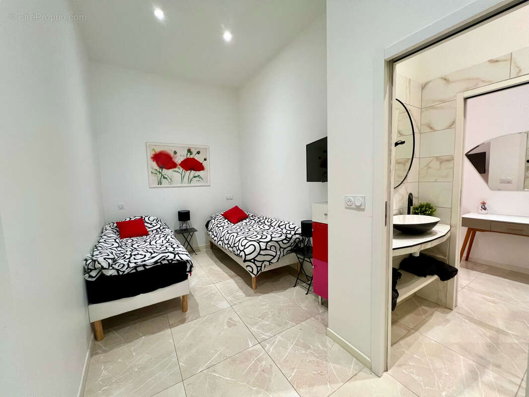 Cannes proche centre t4 refait a neuf 73m2 sud ouest salon de 32m2 13,25 % renta possible - photo 3