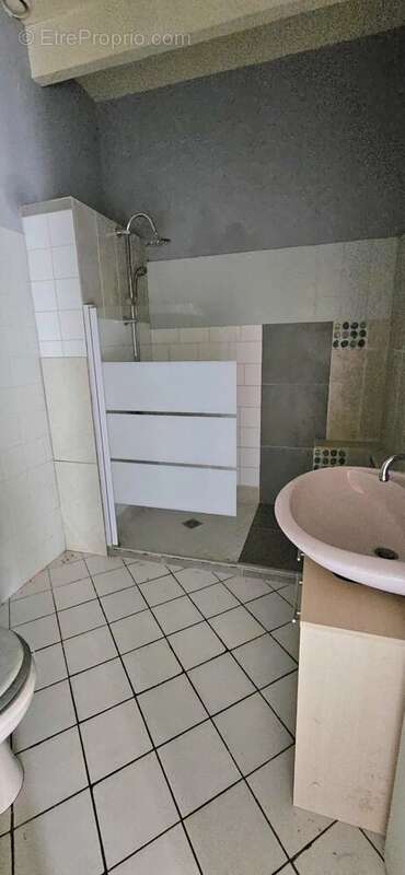 Opportunité unique ! Grande maison avec 3 logements distincts à vendre. - photo 15