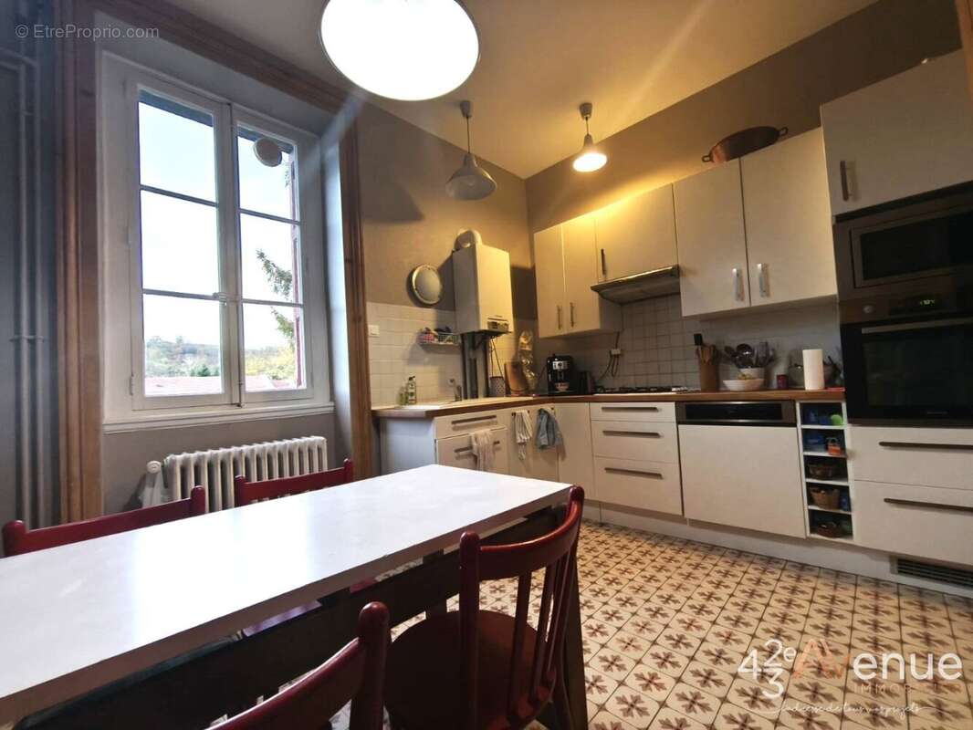 Appartement à LE CHAMBON-FEUGEROLLES