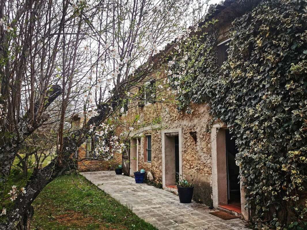 Maison à ENTRECASTEAUX