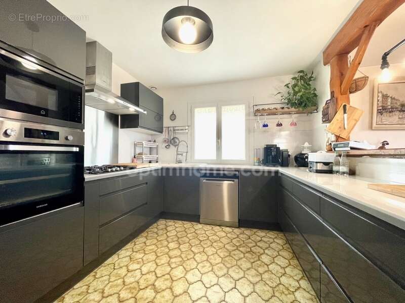 Propriété avec rendement locatif, piscine et garage - photo 8