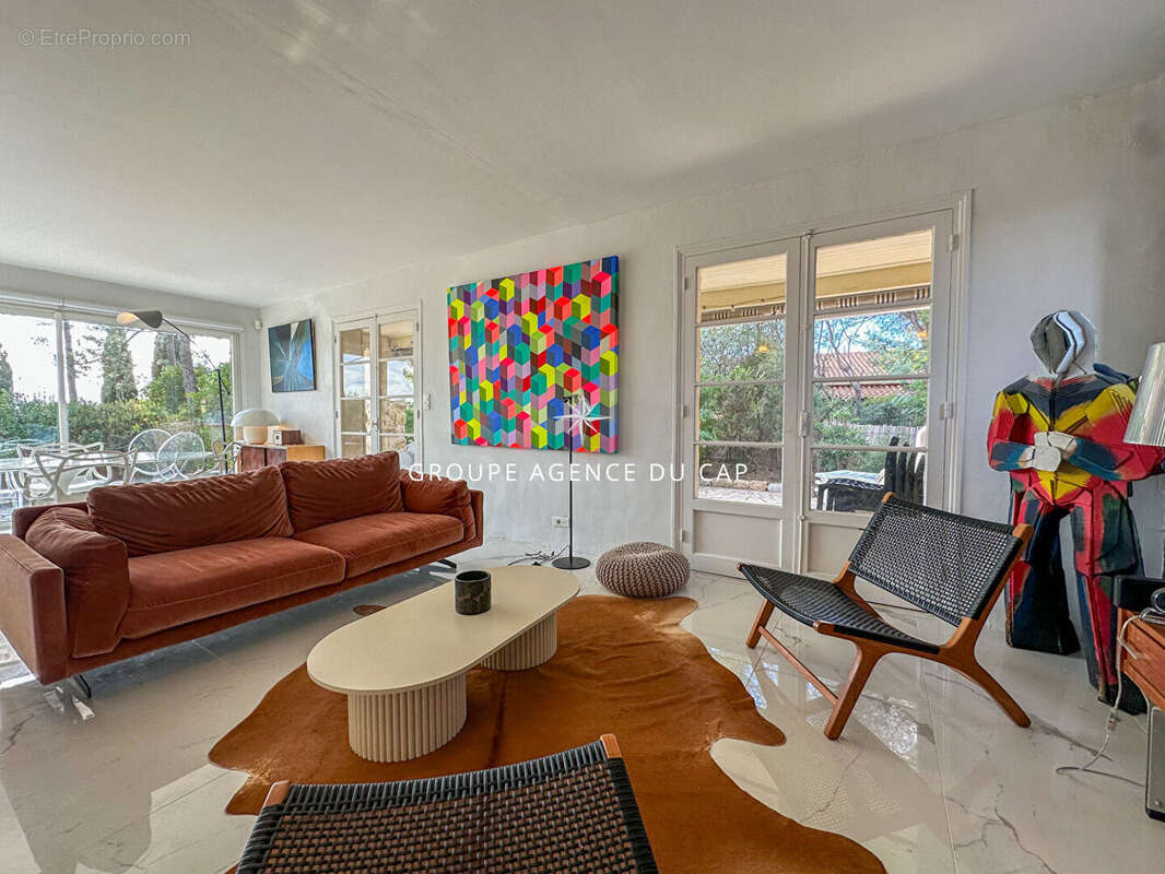 À vendre villa de 140m², 7pièces comprenant 5 chambres avec piscine, située aux issambres - photo 4