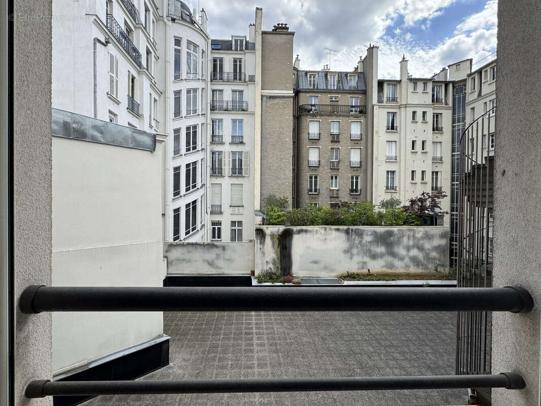 Vue sur cour - Appartement à PARIS-11E
