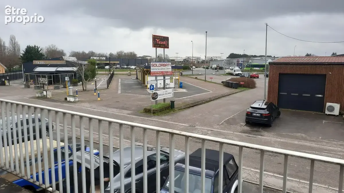 Ensemble immobilier de bureaux, dépot, logement et parkings - photo 8