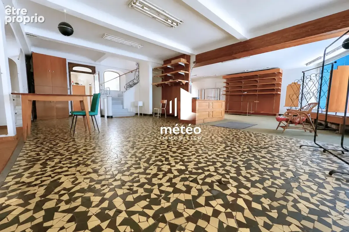 Magasin 155 m² + Appartement 140 m² à Luçon, centre-ville ! - photo 3