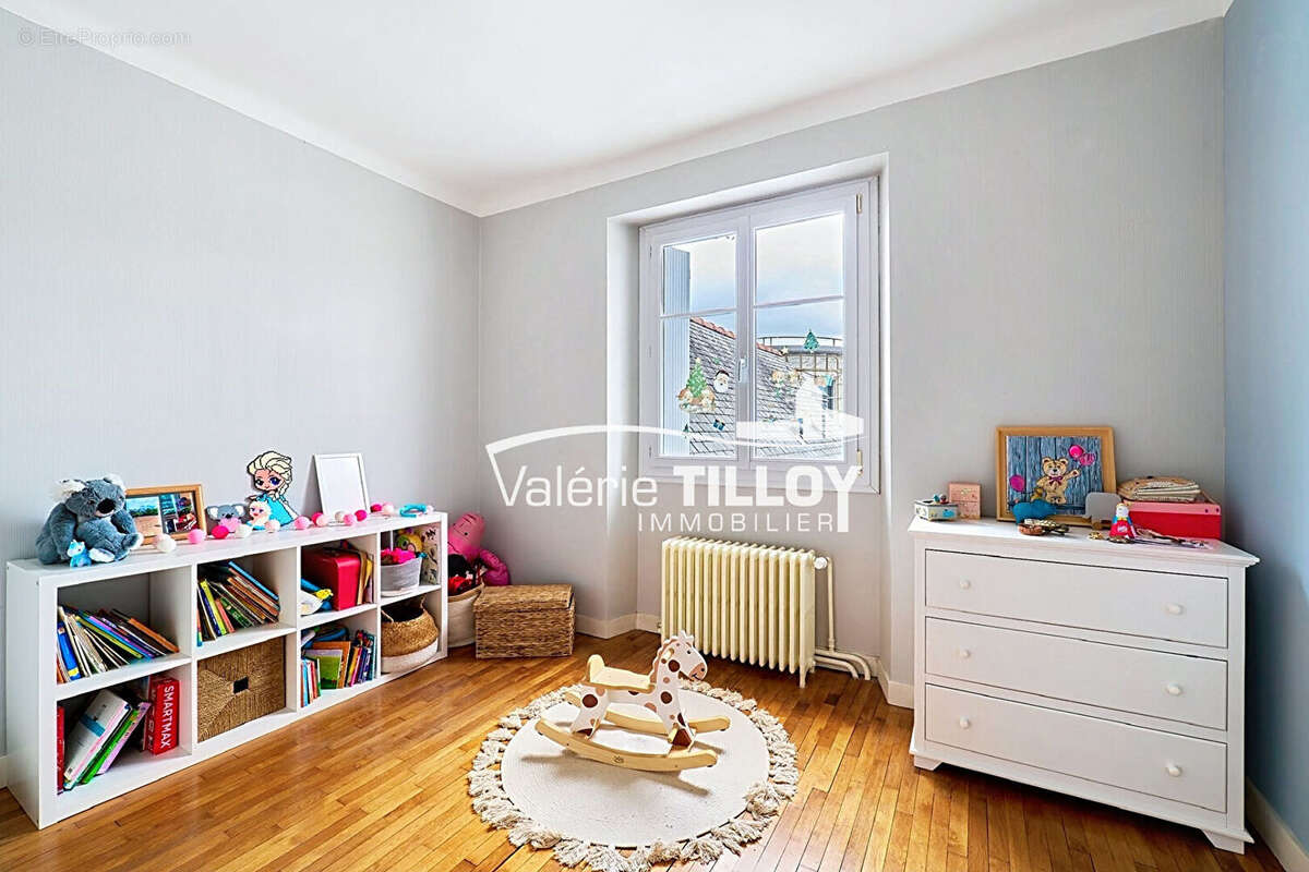 Maison familiale de 210 m² avec suite parentale de plain-pied, sous-sol total et jardin plein sud en hyper-centre de Bruz - photo 9