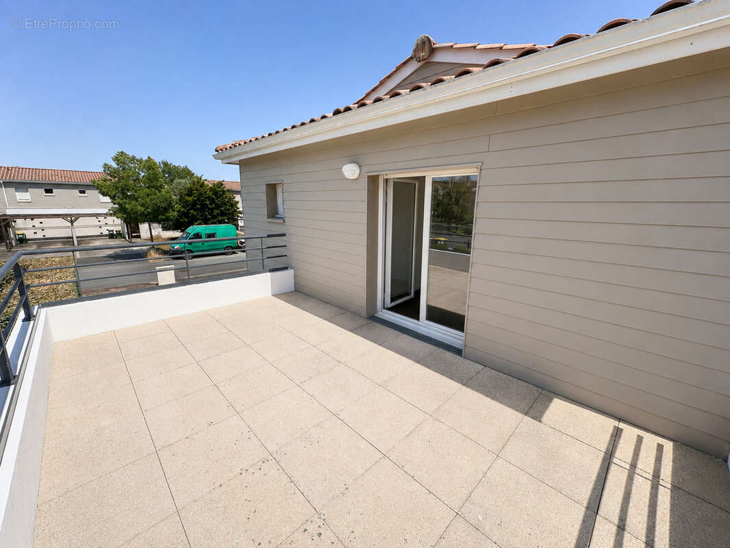 YVRAC   Maison T4 en duplex de 91,14 m2 avec jardin, terrasse et carport - photo 3