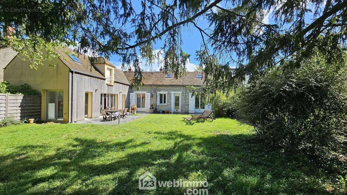 Venez découvrir cette belle maison de 170 m² sur un terrain de 1603 m². - Maison à FONTAINEBLEAU