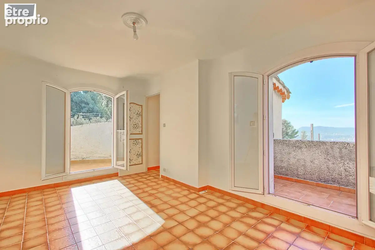 Toulon dans le quartier du Baou maison de 150m2 sur 1450m2 de terrain avec garage et studio - photo 3