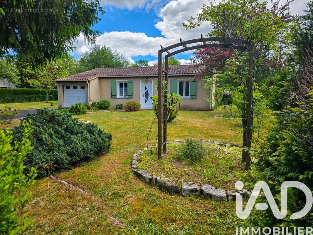 Photo 1 - Maison à BUSSEROLLES