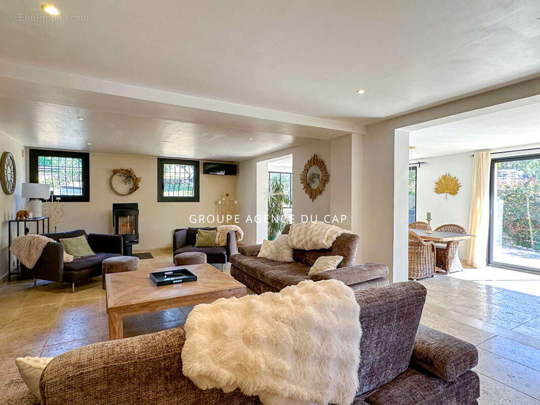 A vendre villa de charme 4 chambres terrain plat piscine parking proche mer aux issambres - photo 5