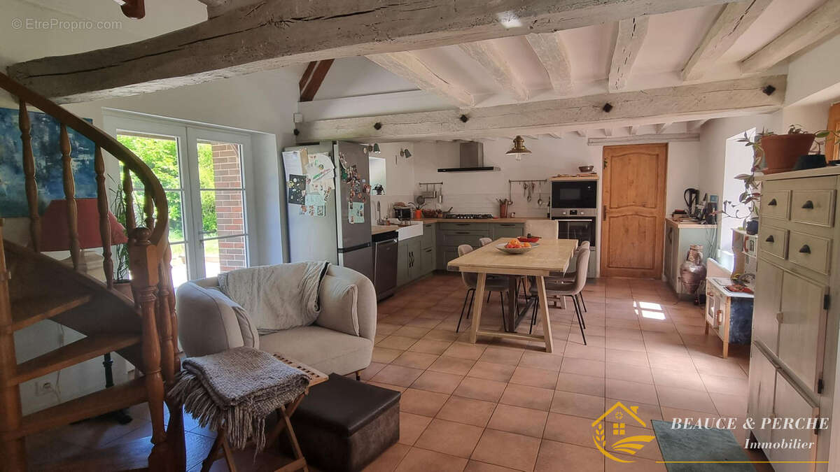 Maison à COMBRES