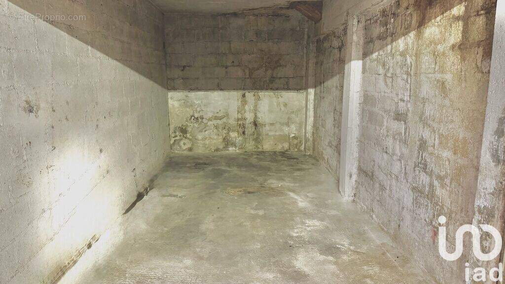 Photo 1 - Parking à SAINT-MAUR-DES-FOSSES