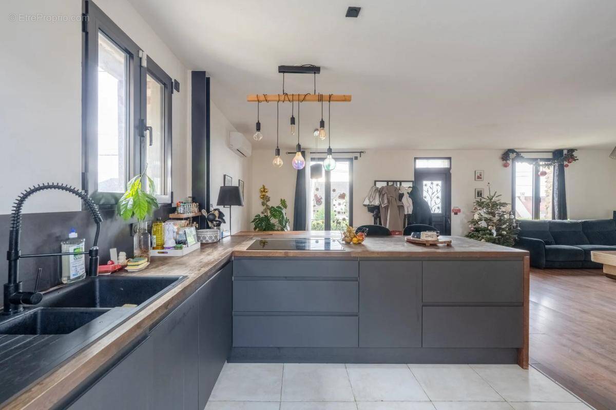 Maison à CHANTELOUP-LES-VIGNES