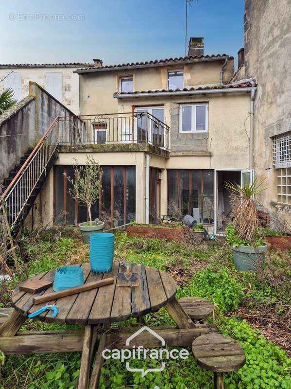 Maison à vendre 7 pièces centre ville SAINT JEAN D'ANGELY (17) avec jardin clos - photo 2