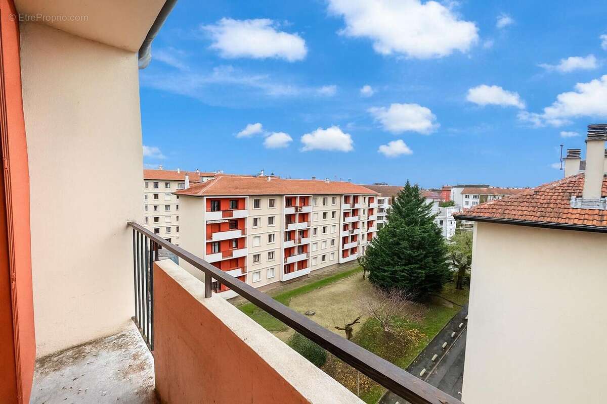   - Appartement à VILLEURBANNE