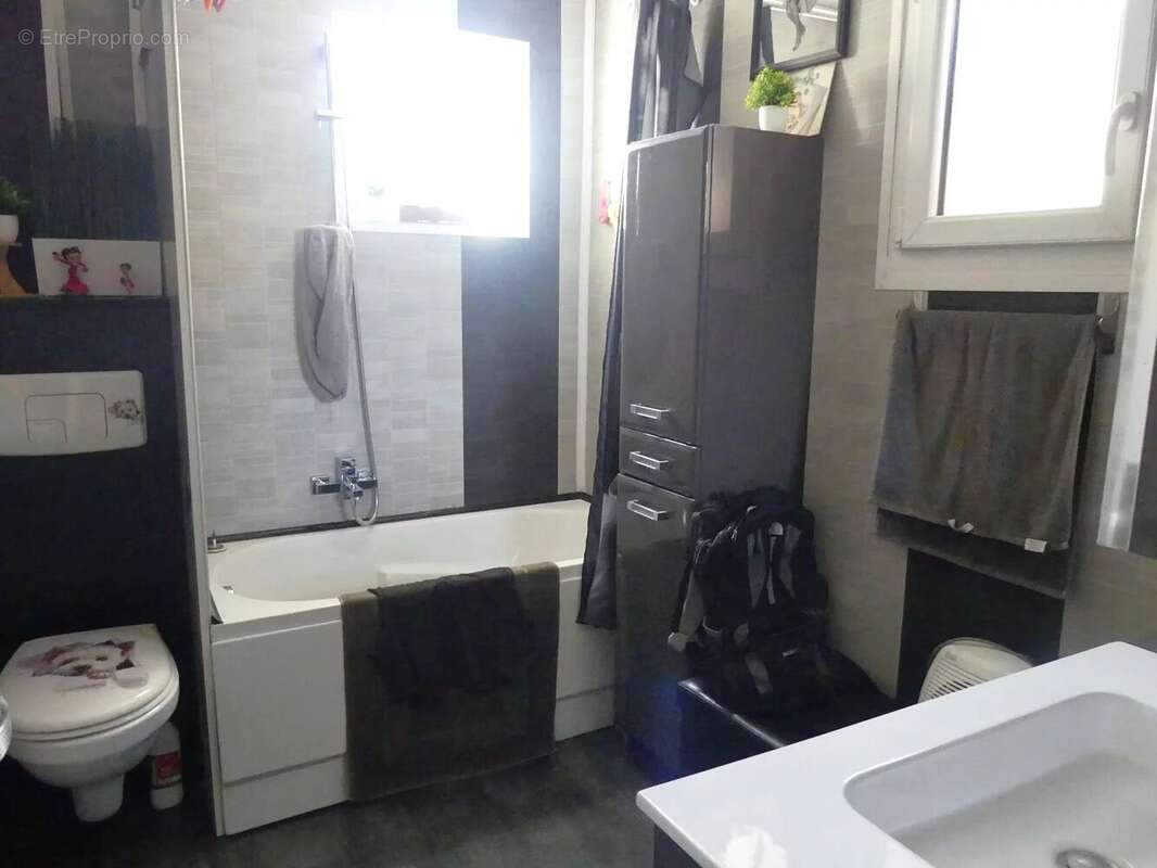 Maison 4 Pièces - Piscine et Garages - photo 10