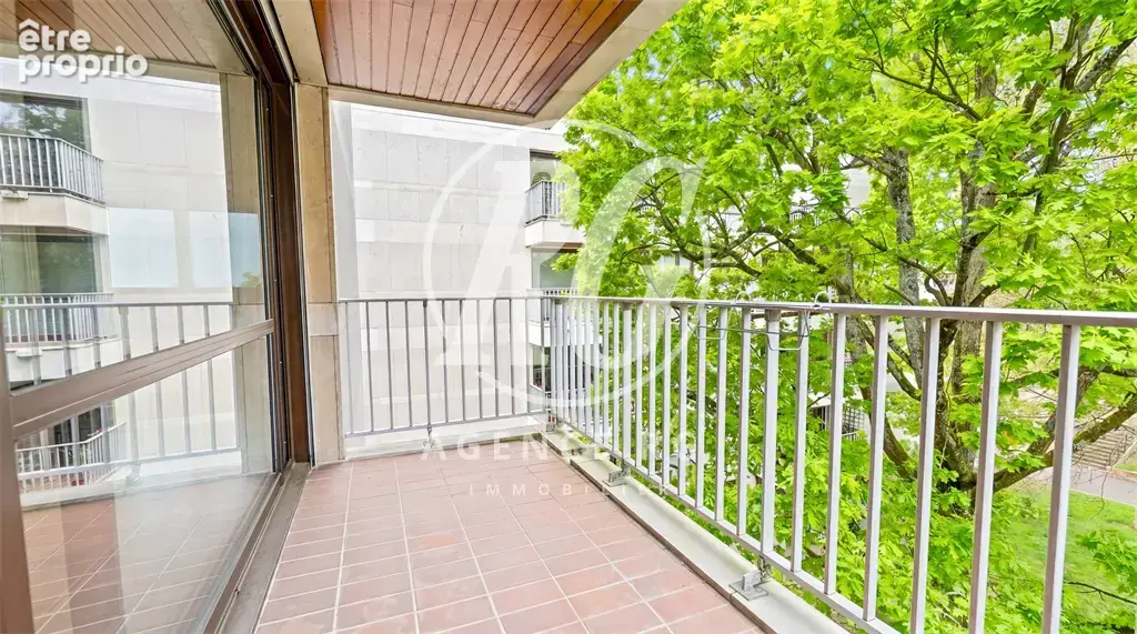 Havre de paix en dernier étage : 88 m² avec tennis, terrasse et vue verdoyante - photo 3