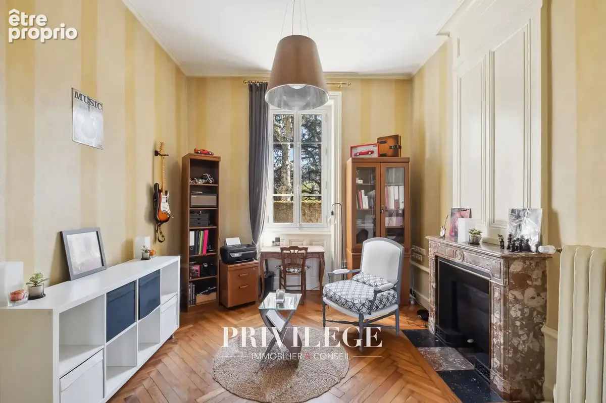 Vernay - Maison de ville 250m2 avec jardin proche de toutes commodités - photo 11