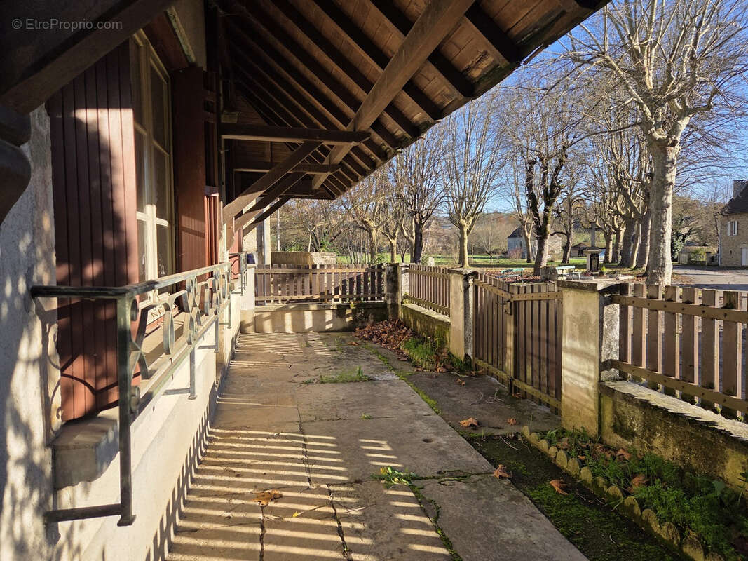 Maison à SALLES-COURBATIES