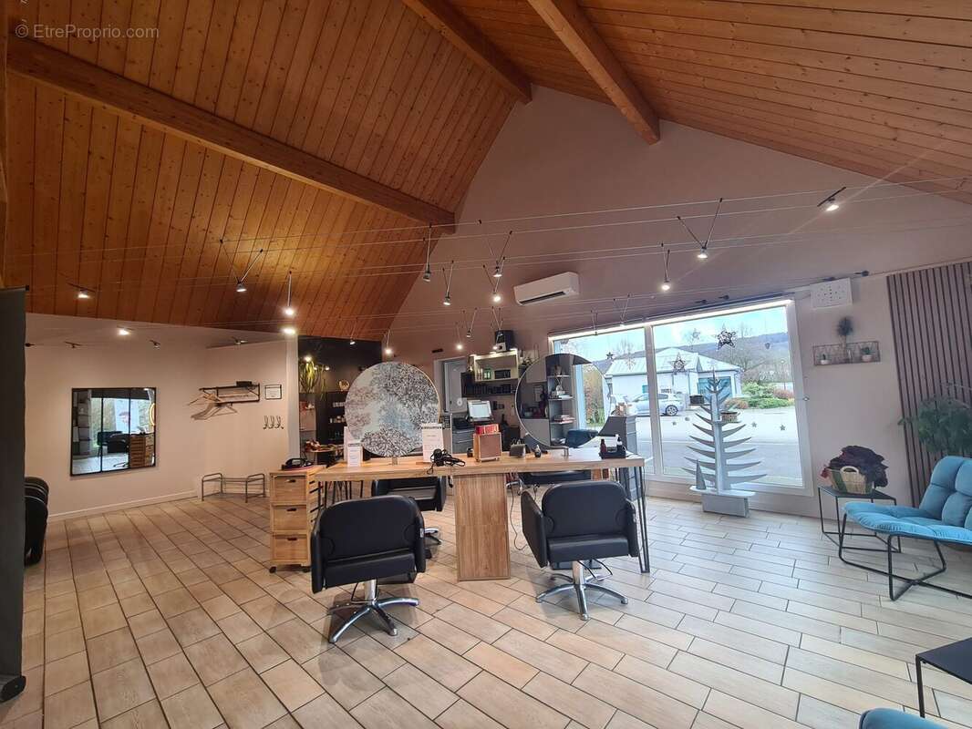 Commerce à VERCEL-VILLEDIEU-LE-CAMP