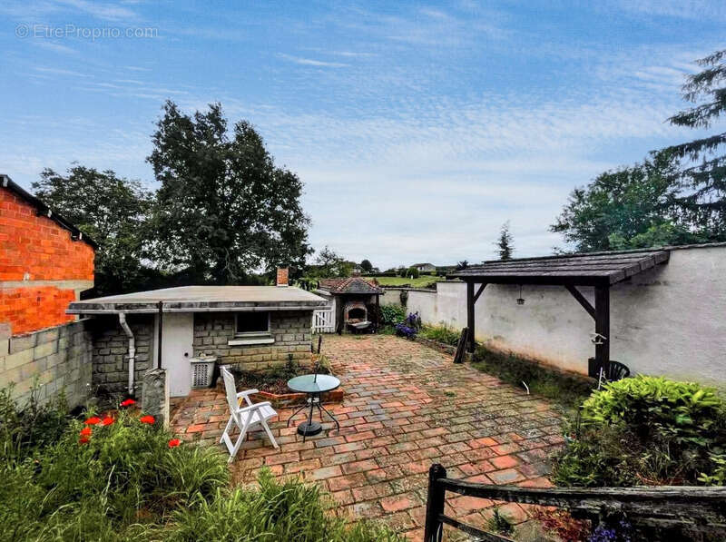 A 5 mn de MARCIGNY – Maison familiale d’environ 163 m² habitables avec terrasse, dépendance, garages et terrain de 1 641 m² - photo 6