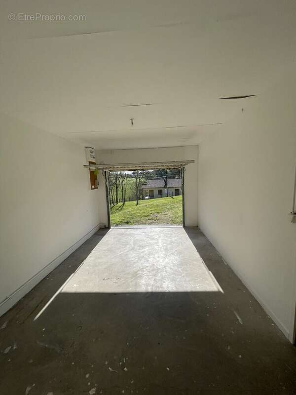 garage - Maison à SAINT-PIERRE-DE-CHIGNAC