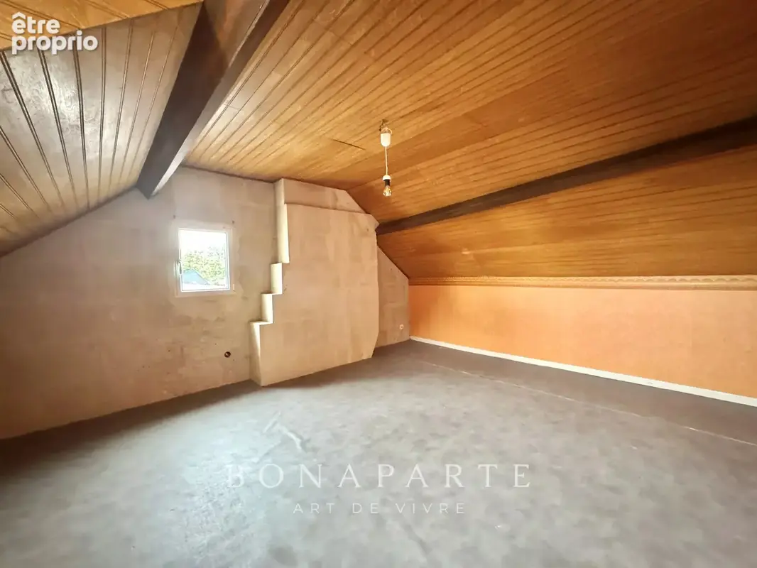 Chacé - Maison de caractère en tuffeau – Terrain d’environ 3 000 m² – Dépendances - photo 14