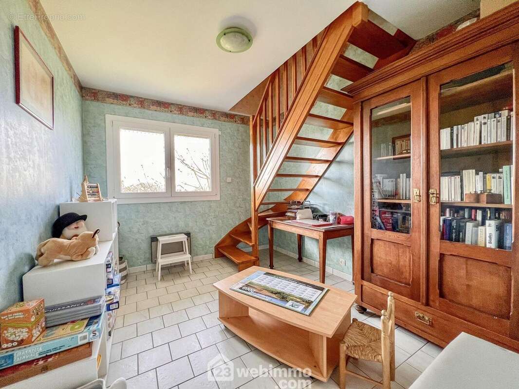 Bureau de 8m² permettant l'accès au 1er étage - Maison à BRAS-SUR-MEUSE