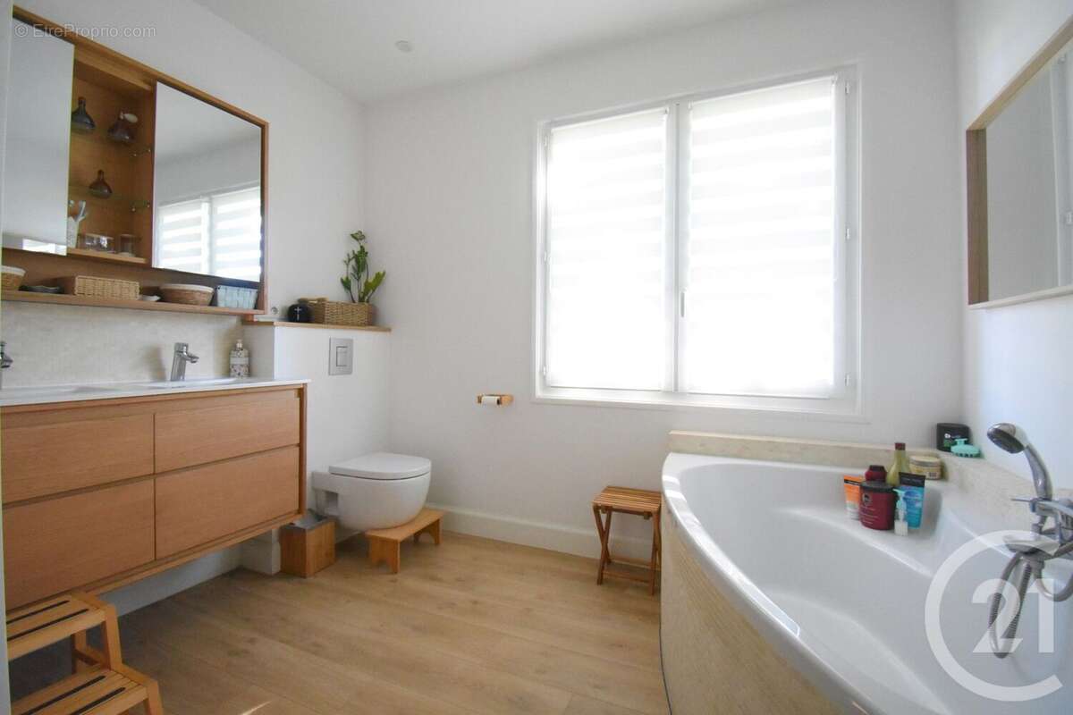 Maison à CREUZIER-LE-VIEUX