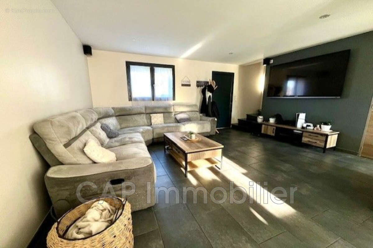 Maison à SAINT-LAURENT-DE-LA-SALANQUE