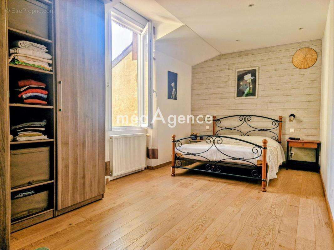 LONGUE JUMELLES centre ville. Lot de 2 maisons avec piscine sur un terrain de 1260 m² - photo 6