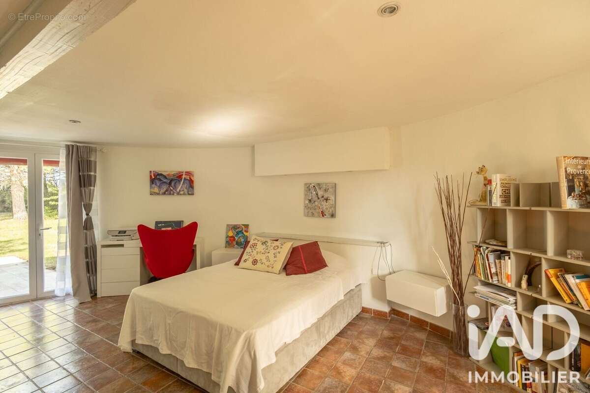 Maison 722 m² à Saint-Laurent-D'aigouze  - photo 9
