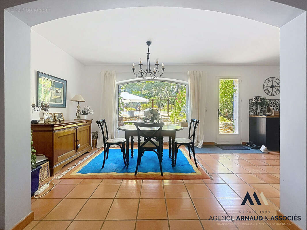 Belle propriété familiale avec piscine sur vaste terrain arboré - photo 7