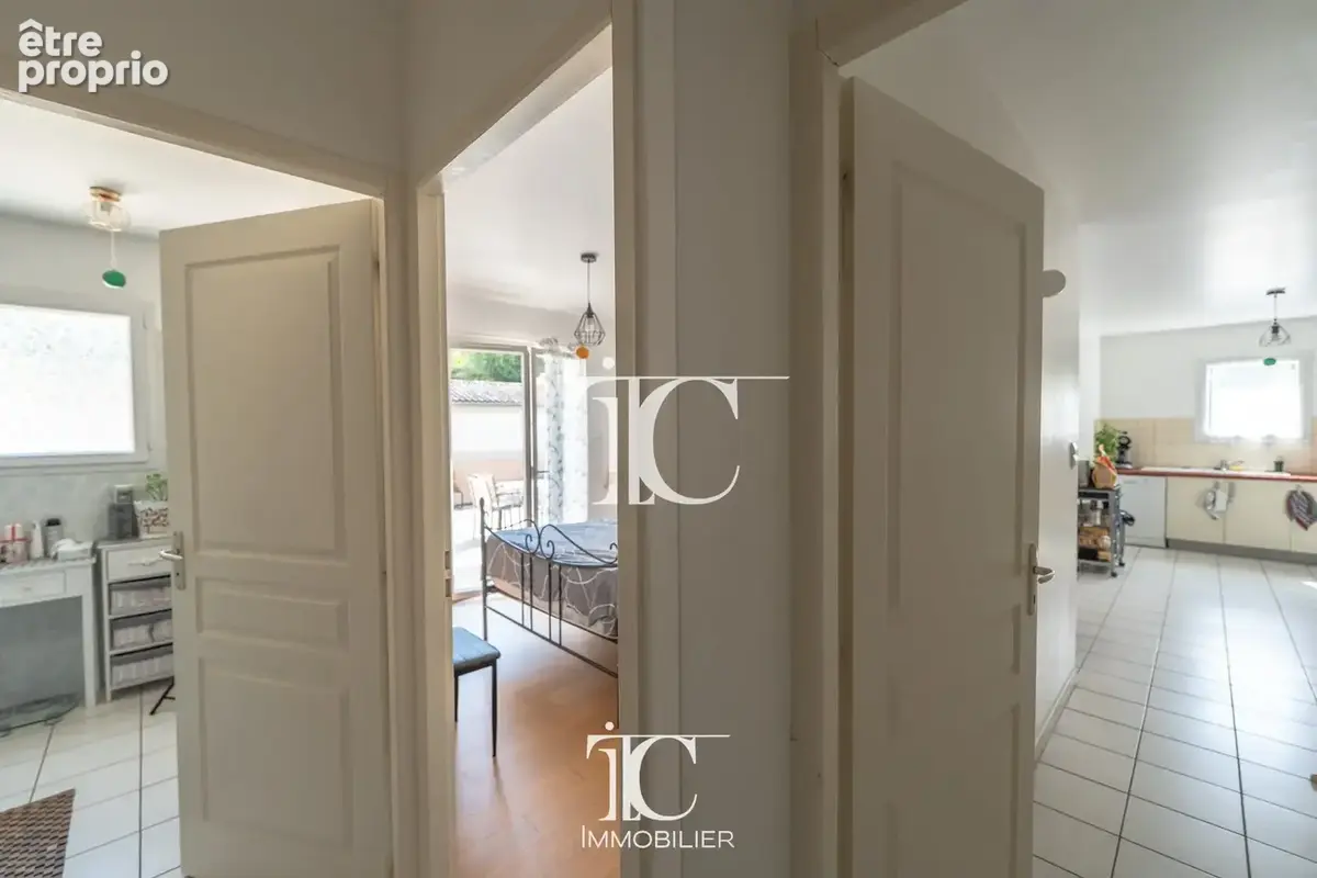 Appartement de 59 m² avec terrasse de 60 m² et garage  au cur des vans - photo 3