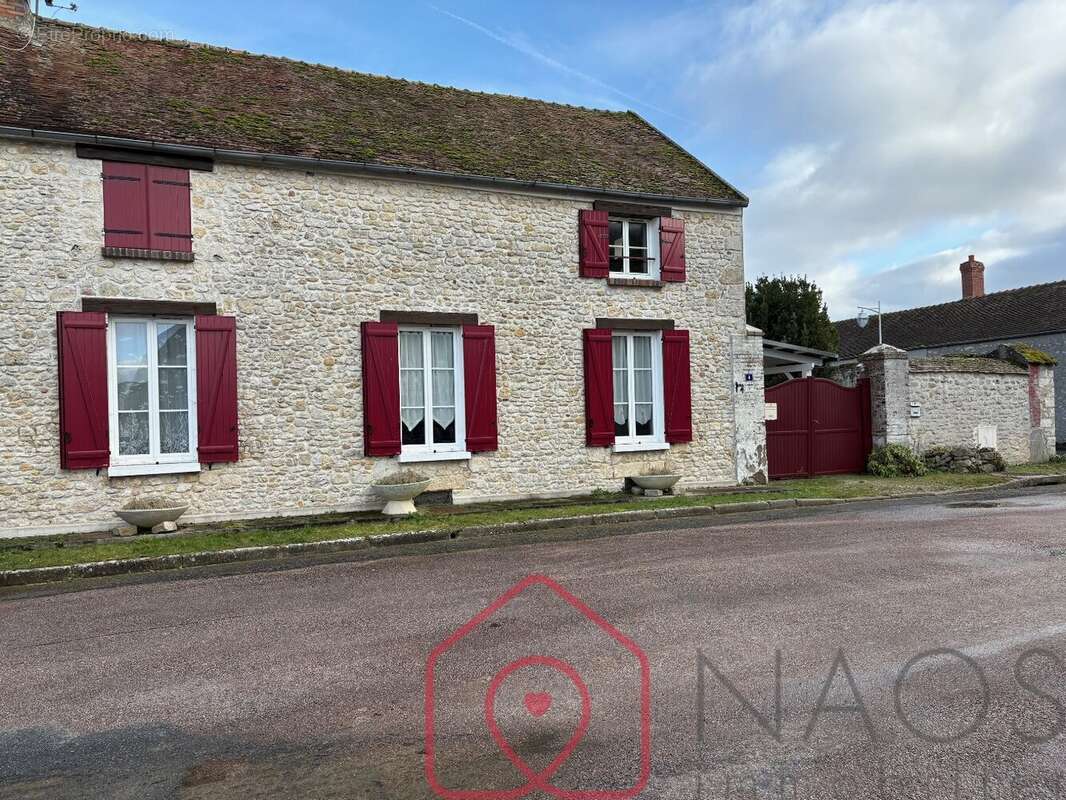 Maison à SAINT-PIERRE-LES-NEMOURS