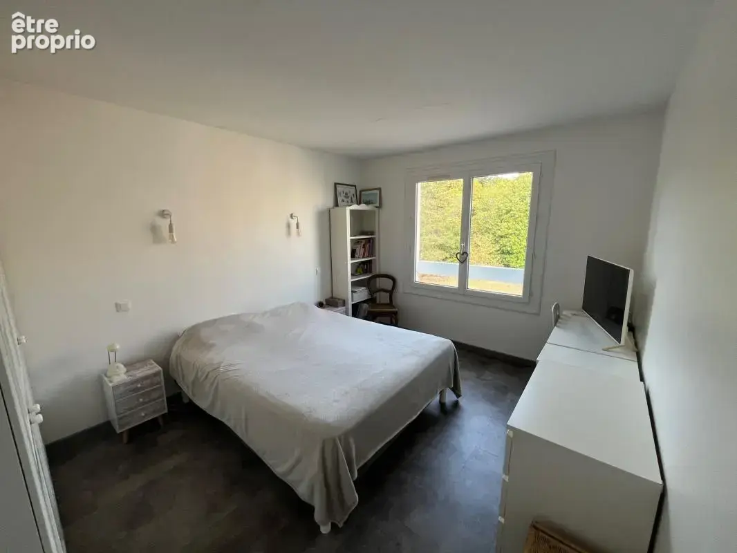 RARE F3 71m² + 2 balcons résidence du BOIS DE VAIRES. Entrée, placards, cuisine équipée ouverte sur séjour double, 1 ou 2 chambr - photo 13