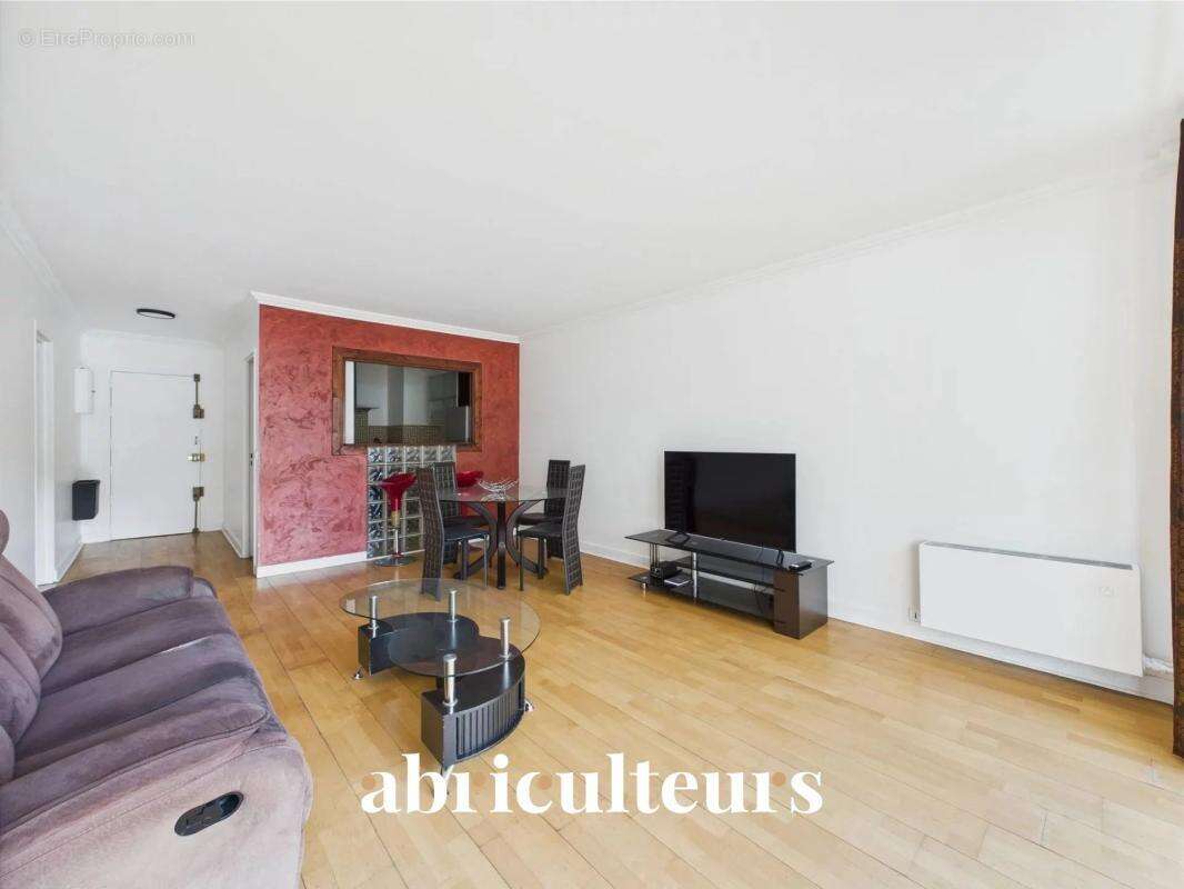 Appartement - 86 m² - Séjour lumineux avec accès balcon en vente à Courbevoie (92400) - photo 7