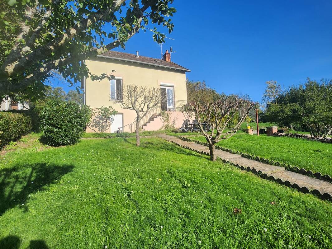 Maison à SAINT-LEONARD-DE-NOBLAT